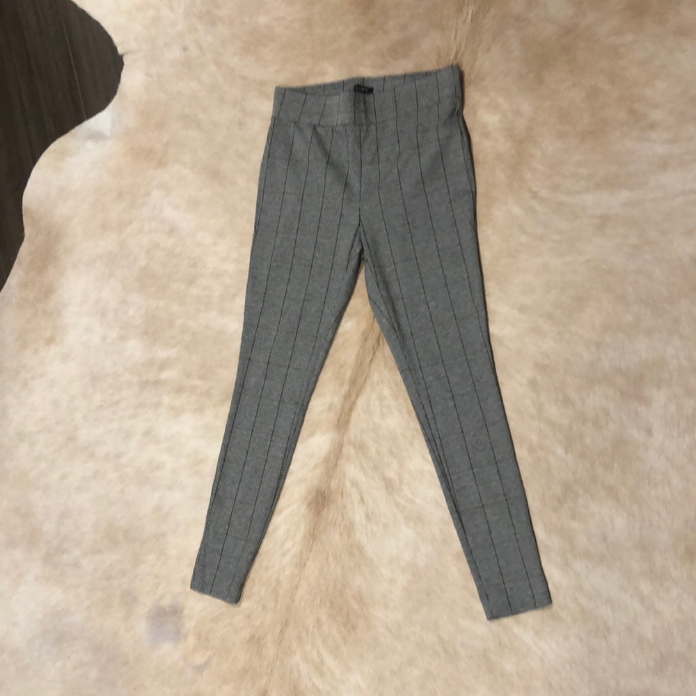 Slim fit, neutral plaid leggings